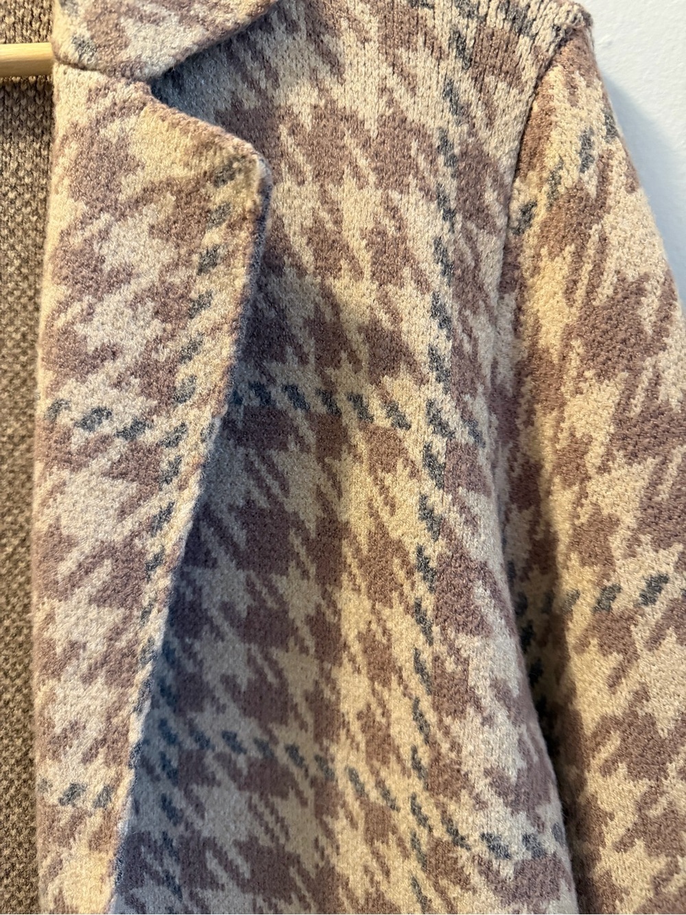 BE COOL Beige and Light Pink Houndstooth Blazer Coatigan - Picture 2 of 4